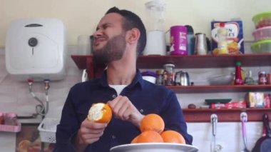 Mutfakta Bıçakla Çilek Kesen Adam