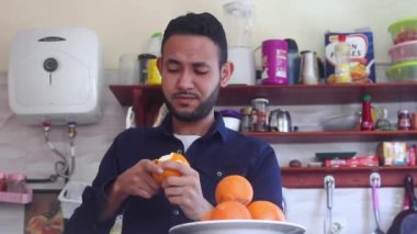 Mutfakta Bıçakla Çilek Kesen Adam