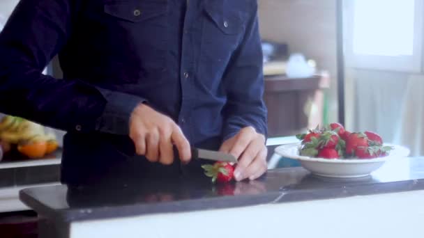 Hombre Cocina Cortando Fresa Con Cuchillo — Vídeo de stock