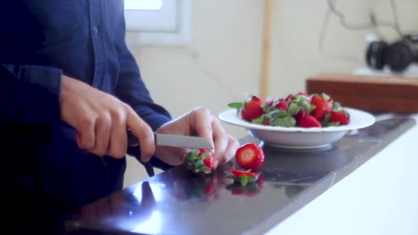 Людина Кухні Випікання Полуниці Ножем — стокове відео