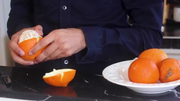 ナイフでイチゴを切るキッチンの男 — ストック動画