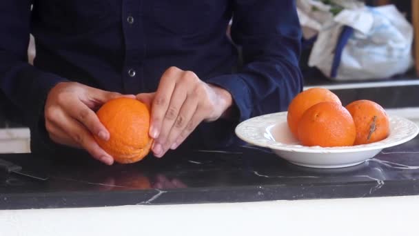 ナイフでイチゴを切るキッチンの男 — ストック動画