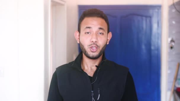 Jeune Homme Debout Indor Face Caméra Parler — Video