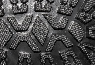 Lastik tabanlı asker botları. Üst görünümde çivili askeri botlar..