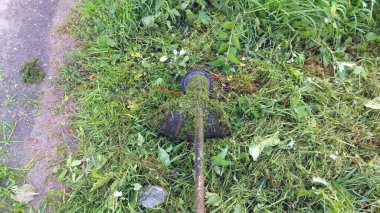 Çim biçme makinesiyle yeşil çim biçme. Çim biçme makinesiyle yeşil çim biçme makinesi..