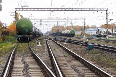 Demiryolları ve beton yataklı bir demiryolu. Paslı eski bir demiryolunun geçmişi. Rayların kesiştiği bir demiryolu..