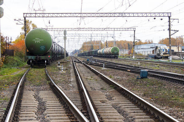 Железная дорога с рельсами и бетонными шпалами. Фон старой ржавой железной дороги..