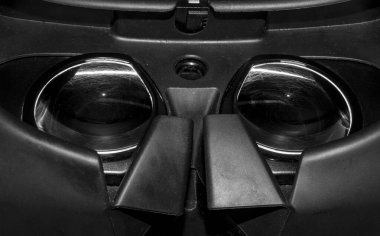 Çizik lensli sanal gerçeklik kaskı. Eskimiş gözlüklü sanal gerçeklik gözlüğü..