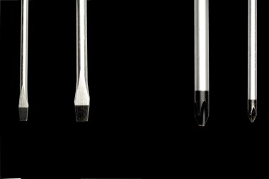 siyah arka plan önünde farklı tornavida