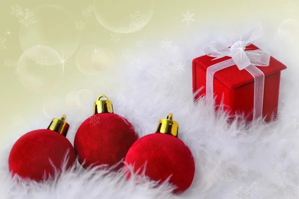 Bolas de Natal de veludo vermelho e caixa de presente em penas brancas — Fotografia de Stock