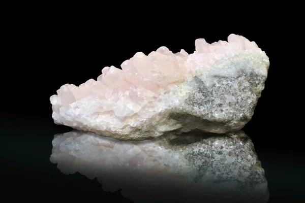 Rose quartz crystal op zwarte achtergrond — Stockfoto