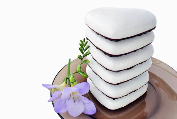 Куча сладкого пряничного печенья на тарелке — стоковое фото
