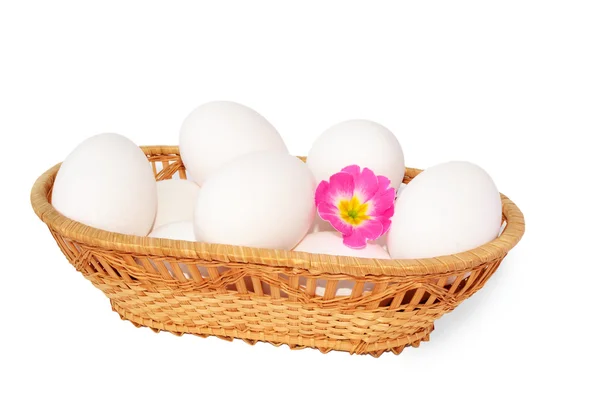 Uova bianche nel cestino di vimini su sfondo bianco — Foto Stock