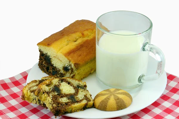 Mleko z marmuru ciasta i ciasteczka — Zdjęcie stockowe