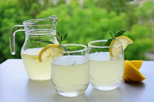 Cold summer refreshment with lemon — Stock Photo, Image