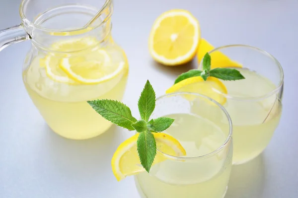 Holunderblütensaft mit Zitrone — Stockfoto