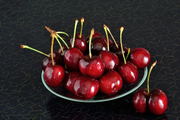 Cerejas no prato — Fotografia de Stock