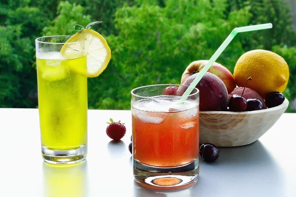 Limonata di frutto ghiacciata in occhiali — Foto Stock