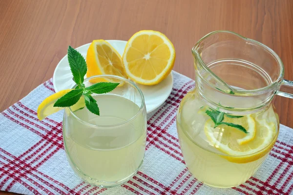 Hausgemachte Zitruslimonade — Stockfoto