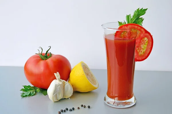 Коктейль с томатным соком Кровавой Мэри — стоковое фото