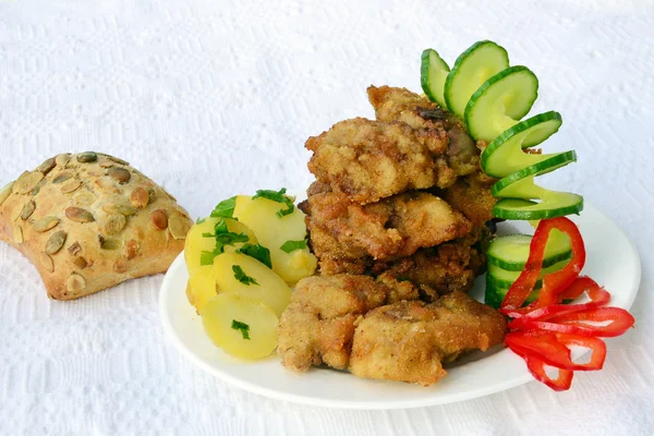Wiener schnitzel met aardappelsalade — Stockfoto