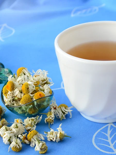 Thé à la camomille avec des fleurs de camomille séchées — Photo