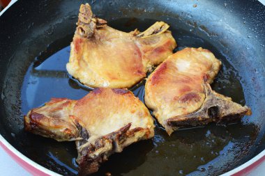 Kızarmış domuz eti kemik ile pan