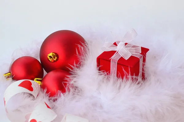 Red Christmas balls and gift — Stock Photo, Image