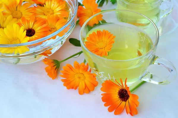 Goudsbloem thee en bloemen — Stockfoto