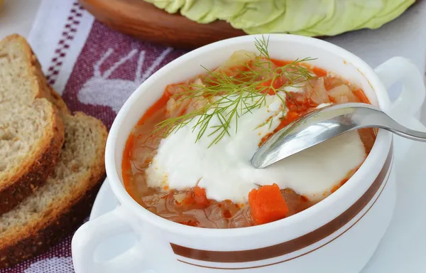 Капустный суп со сметаной . — стоковое фото