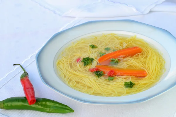 Говяжий суп с лапшой — стоковое фото
