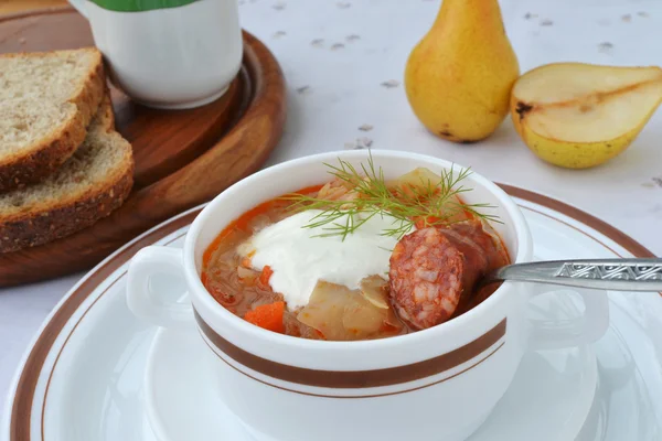 Капустный суп с колбасой . — стоковое фото