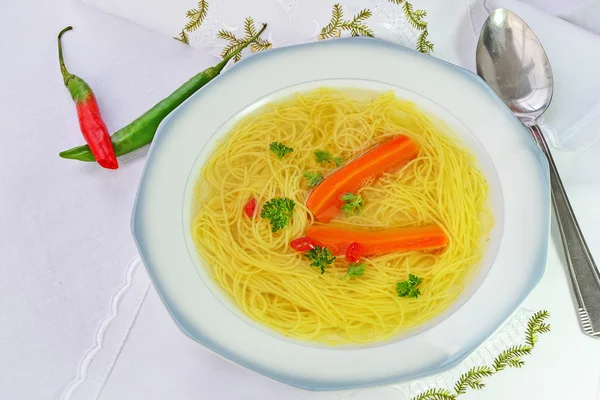 Говяжий суп с лапшой — стоковое фото
