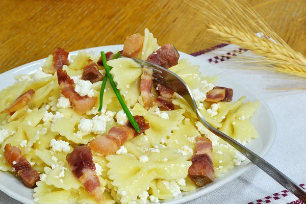 Cottage cheese pasta with fried bacon — Stock Photo, Image