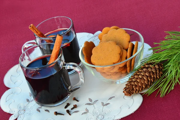 Glühwein met kaneelstokjes en steranijs — Stockfoto