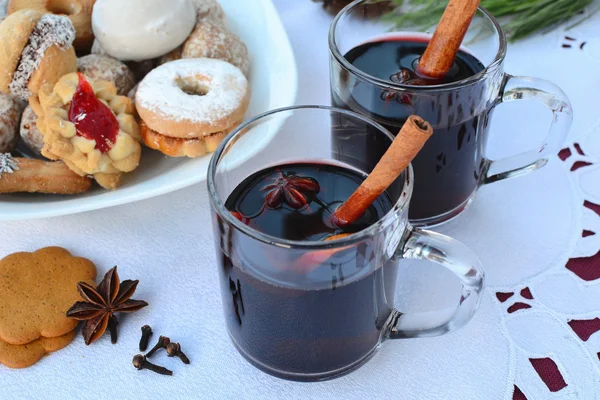 Glühwein mit Gewürzen und Weihnachtsplätzchen. flacher dof. — Stockfoto