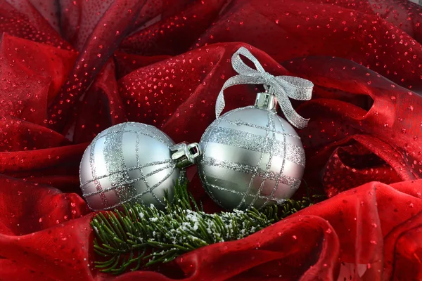 Vánoční koule na červeném pozadí — Stock fotografie