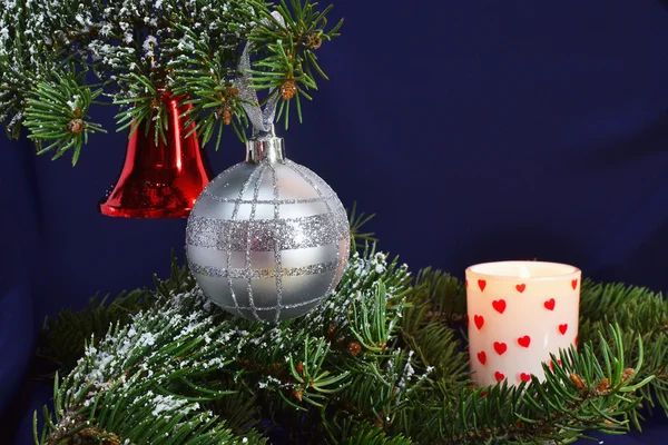 Noel ağacı dalları ve süslemeleri — Stok fotoğraf