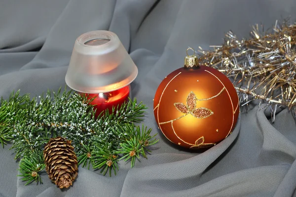 Zlatý Vánoční dekorace a svíčky — Stock fotografie
