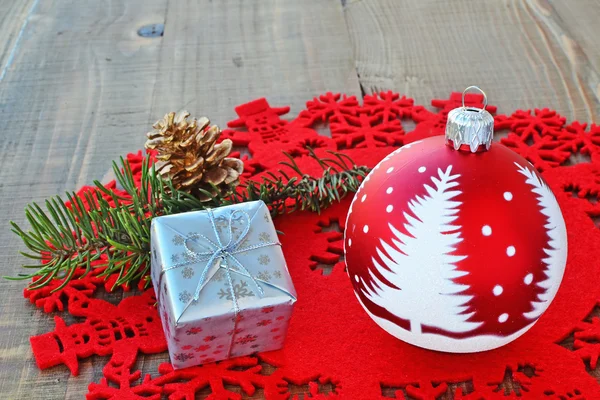 Red Christmas ball and gift — Stock Photo, Image