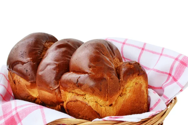 Zoet gevlochten brood in een mand — Stockfoto