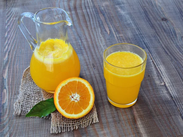 Frischer Orangensaft — Stockfoto