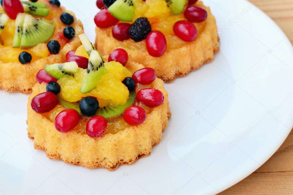 Sponge cake flan with fruits — Stock Photo © Whiteaster 38403859