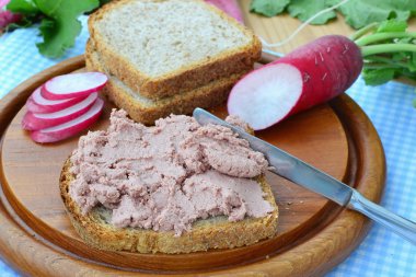 ekmek üzerine yayılmış pate