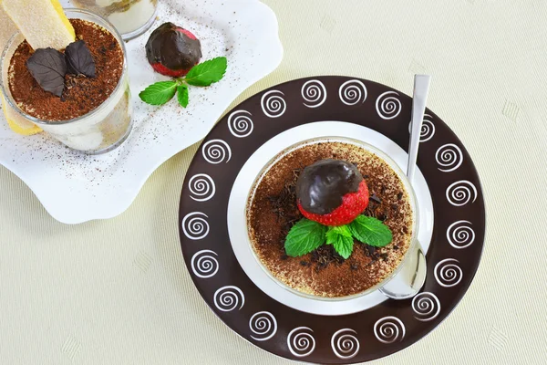 Tiramisu kahverengi plaka üzerinde — Stok fotoğraf