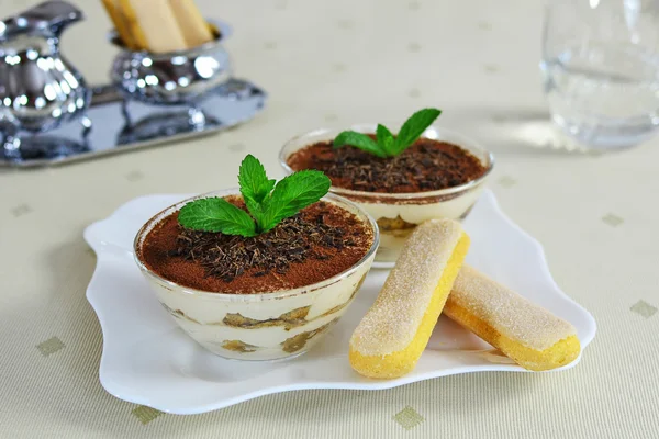 Tiramisú en tazón de vidrio — Foto de Stock