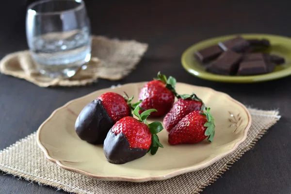 Chocolade aardbeien op donkere achtergrond — Stockfoto