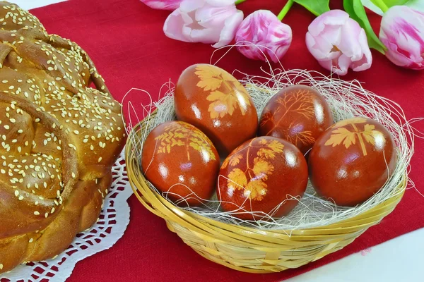 Velikonoční vejce, chléb, tulipány — Stock fotografie