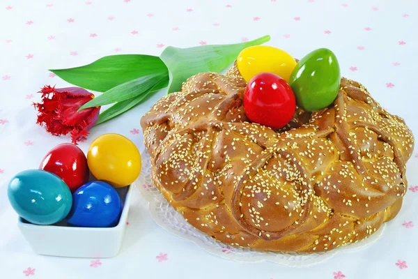 Easter bread and eggs — Stock Photo, Image