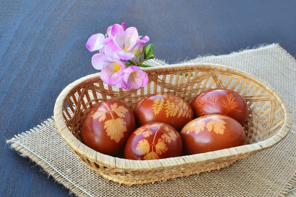 Huevos de Pascua en cesta — Foto de Stock